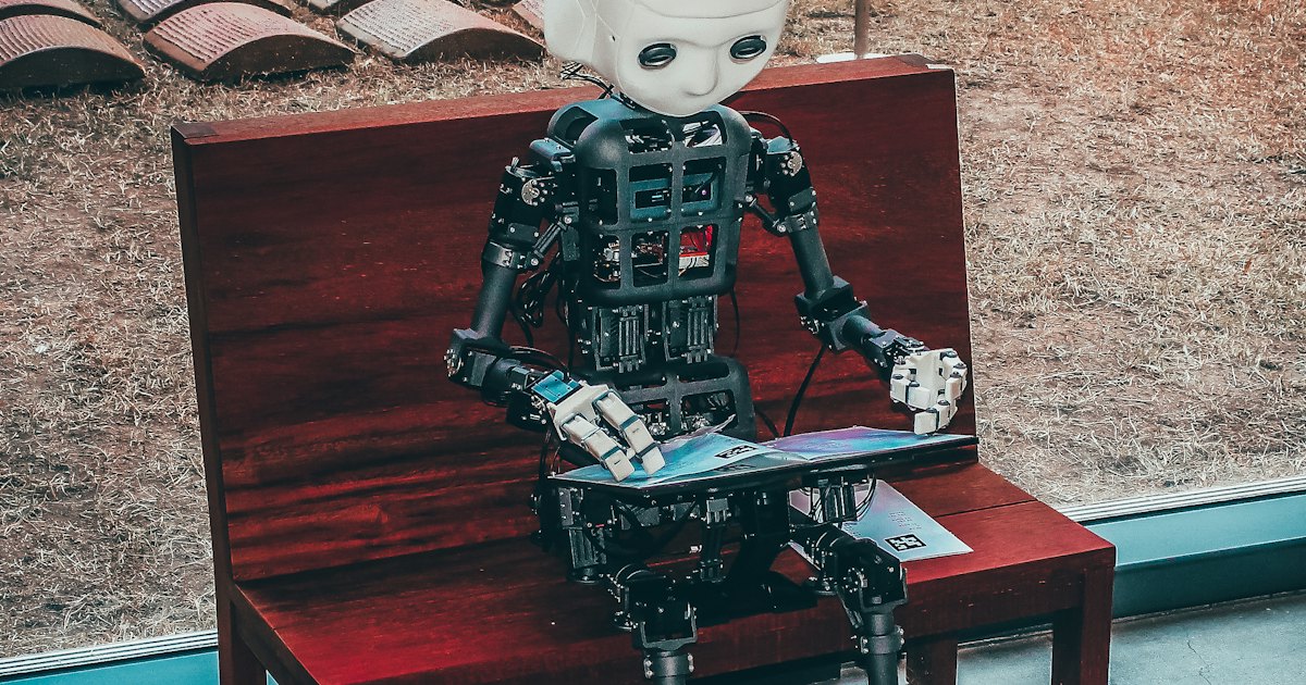 Google BERT: robô a ler um livro