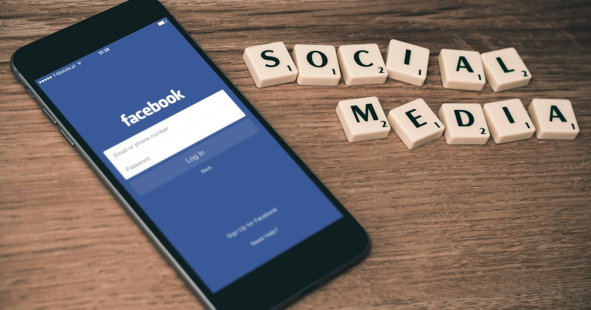 Fundamentos de SEO: equipe a analisar marketing