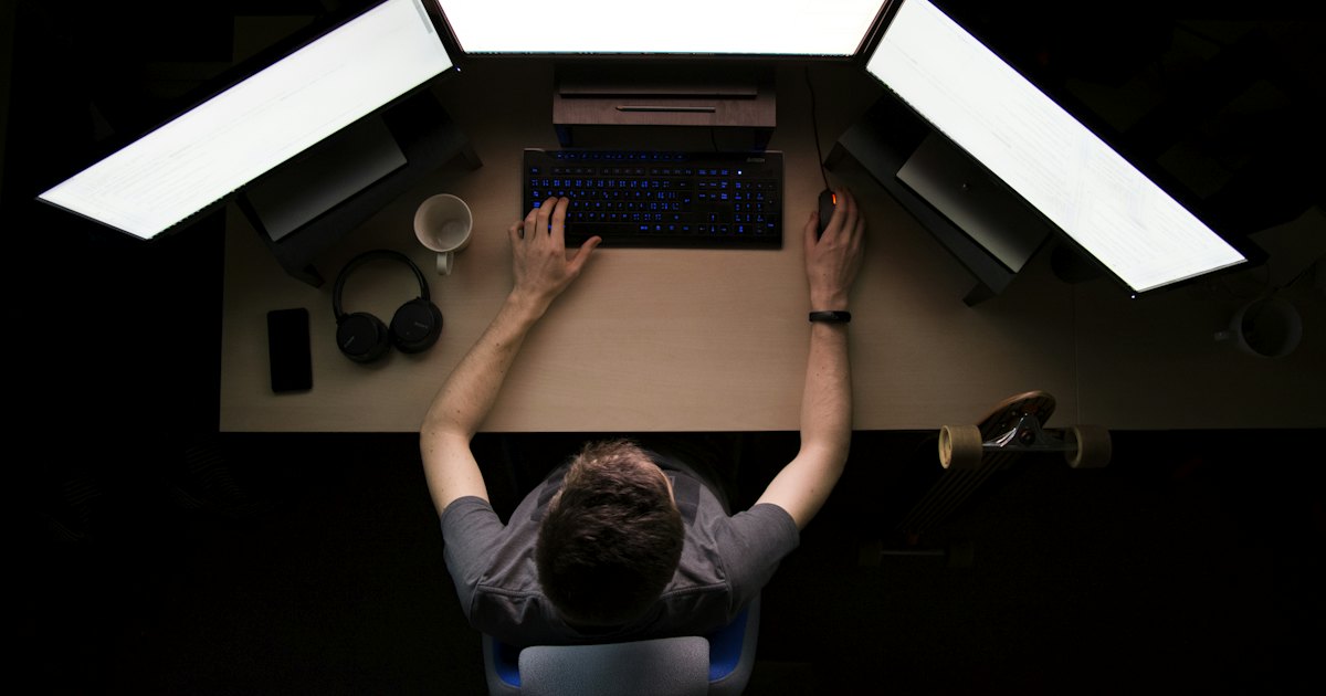 SEO técnico: código avançado em tela escuro